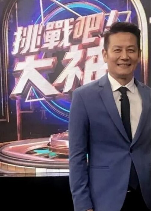 【国模私拍】修长丝袜美腿，颜值模特，宾馆大尺度拍摄女体艺术，射影师咸猪手，被迫足交 - 低端影视